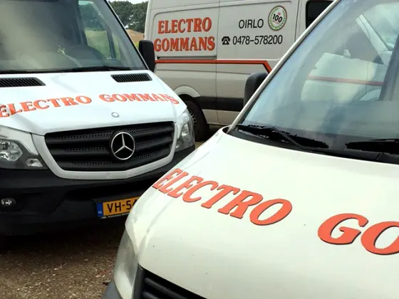 Witte bedrijfsbussen met het oranje Electro Gommans-logo