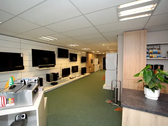 Interieur van de winkel van Electro Gommans met televisies en witgoed